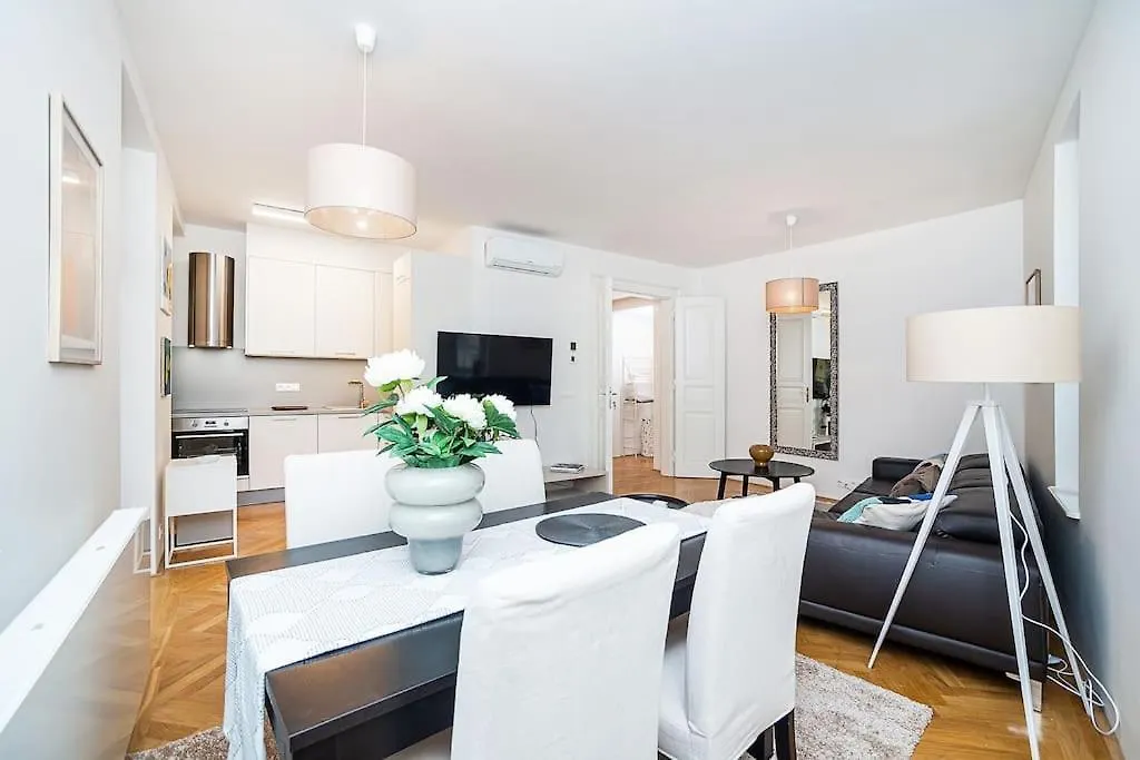 Amazing 2-Bedroom With Terrace And Air-Condition Prague Apartment