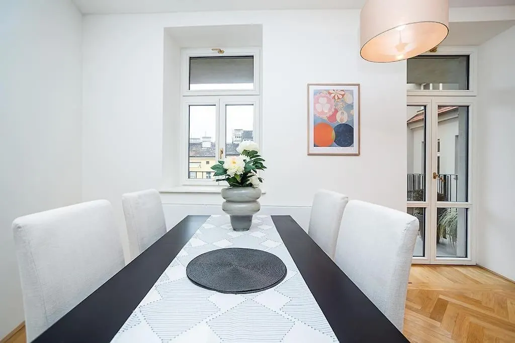 Amazing 2-Bedroom With Terrace And Air-Condition Prague