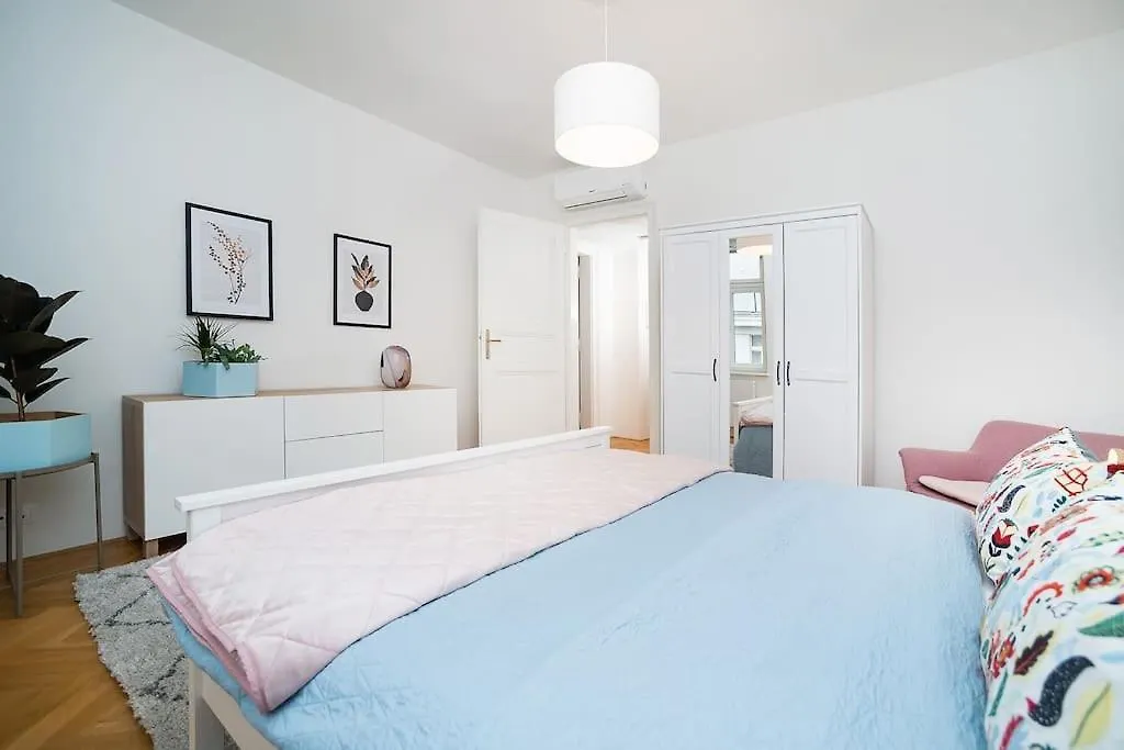 Apartment Amazing 2-Bedroom With Terrace And Air-Condition Prague