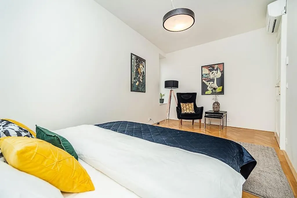 Amazing 2-Bedroom With Terrace And Air-Condition Prague Apartment