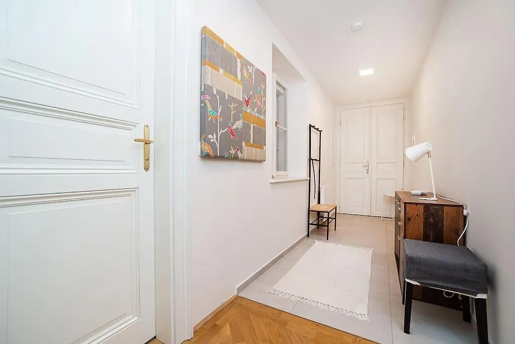 Amazing 2-Bedroom With Terrace And Air-Condition Prague Apartment